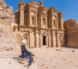 tour giordania 5 giorni, un donna indossa un vestito blu a petra