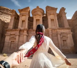 tour giordania 5 giorni, una donna indossa un vestito bianco in Giordania