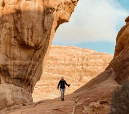 Viaggio Giordania, una donna cammina tra le montagnie