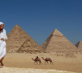 museo egizio, una donna indossa un vestito bianco alle piramidi di Giza