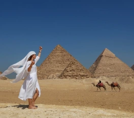 una donna indossa un vestito bianco, tour egitto piramidi e mare