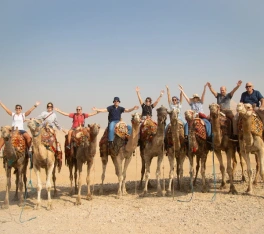 una gruppo dei nostri clienti alle piramidi, tour cairo e crociera sul nilo