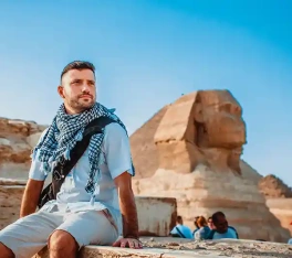 Pasqua offerte in Egitto, un'uomo davanti alla sfinge