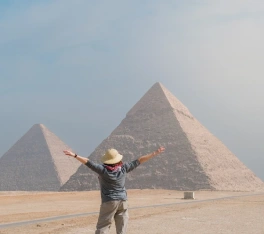Offerte Egitto Pasqua, una donna davanti alle piramidi di giza
