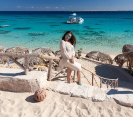 Vacanze Pasqua Egitto, una donna a Hurghada