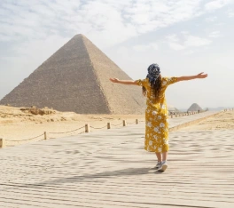 Vacanze Pasqua Egitto, una donna davanti alle piramidi