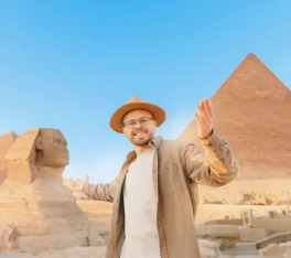 Vacanze Pasqua Egitto, una donna davanti alle piramidi un uomo alle piramidi di Giza