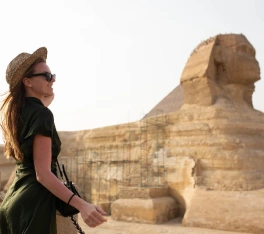 Una donna davanti alle sfinge, egitto pasqua 2026