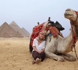 Una donna accanto a un cammello alle piramidi, egitto pasqua 2026