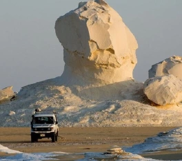 Egitto deserto, una macchina al deserto