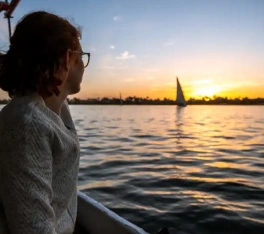 Cairo, crociera sul Nilo e Marsa Alam, Una donna a bordo di una crociera sul Nilo