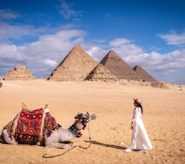 Cairo, crociera sul Nilo e Marsa Alam, Una donna alle piramidi