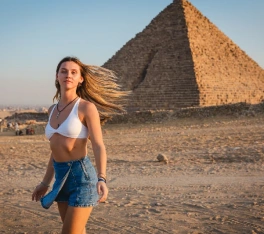 Cairo, crociera sul Nilo e Marsa Alam, Una donna davanti alla grande piramide