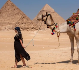 una donna con un cammello alle piramidi, viaggio cairo e luxor