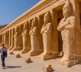 una donna davanti al tempio di luxor, viaggio cairo e luxor