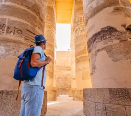 Uomo nel Tempio di Karnak, crociera lago nasser