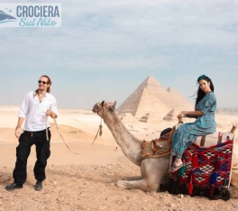 Donna e uomo nelle piramidi, egitto pasqua 2026