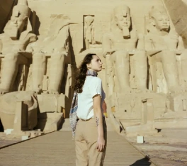 Donna tel Tempio de Abu Simbel, vacanze in egitto ad agosto