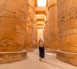 Donna nel Tempio di Karnak, vacanze in egitto ad agosto
