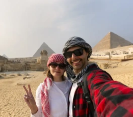 Donna e uomo alle piramidi, viaggi pasqua egitto