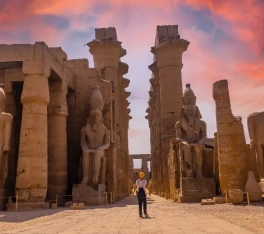 donna nel tempio di luxor, viaggi pasqua egitto
