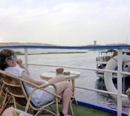 Una giovane donna si rilassa sul ponte sole di una nave da crociera sul Nilo, crociera nilo e cairo