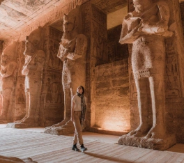 Mujer caminando dentro de los templos de Abu Simbel, Circuito Egipto 8 Días