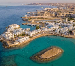 Playa del Mar Rojo en la ciudad de Hurghada, Egipto