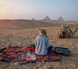 Una turista disfrutando de un recorrido por las pirámides de Giza en Egipto.