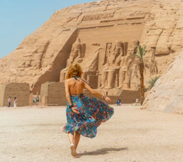 Mujer entrando al increíble Templo de Abu Simbel reconstruido en la montaña en el sur de Egipto en Nubia junto al lago Nasser Egipto, Asuán, Abu Simbel.