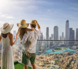 Una familia elegante en unas vacaciones en la ciudad disfruta de la vista panorámica del horizonte de Dubái, Emiratos Árabes Unidos.