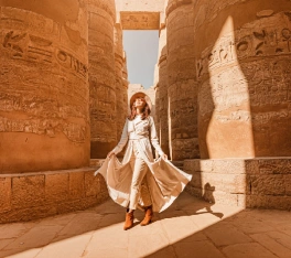 Una turista camina entre los pilares de la Gran Sala Hipóstila del Templo de Karnak.
