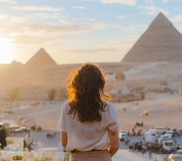 Mujer en la terraza con las pirámides de Giza como telón de fondo