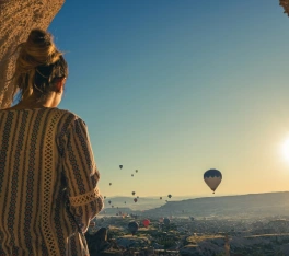 Turista observando globos aerostáticos en Capadocia