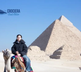 una ragazza sul cammello, crociera sul nilo e piramidi