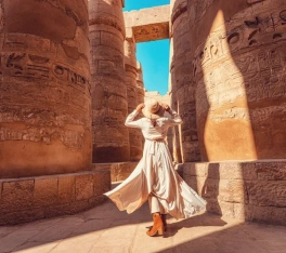 una donna nel tempio di Karnak, tour egitto classico