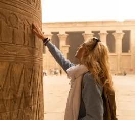 Una Donna nel Tempio di Edfu, offerta capodanno egitto