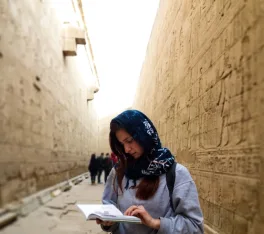 Una Donna nel Temoio di Edfu, vacanze in egitto a natale