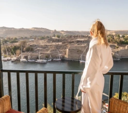 una donna a bordo di una crociera, tour egitto e petra