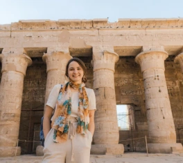 Una dona a Luxor, Hurghada Piramidi