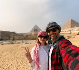 pareja tomándose en el Viaje a Egipto 8 días.