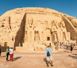 Turistas en Abu Simbel frente al templo de Abu Simbel