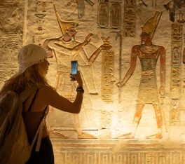 Mujer tomando una fotografía durante su visita al Valle de los Reyes