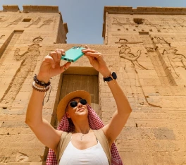 Mujer caminando en el Templo de Filae mientras un Viaje a Egipto en Navidad 