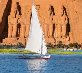 Templos de Abu Simbel con una faluca navegando por el Nilo.
