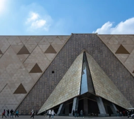 Fachada moderna del Gran Museo Egipcio cerca de las Pirámides.