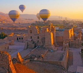 Globos sobre los templos de Luxor al amanecer.