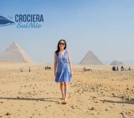 Una donna davanti alle piramidi, vacanze pasqua egitto