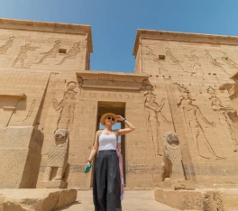 Una Donna nel Tempio di Philae, viaggi organizzati egitto