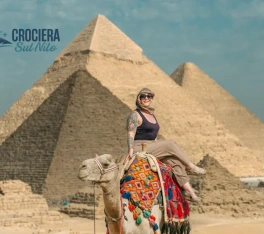 Una donna davanti alle piramidi, egitto lusso